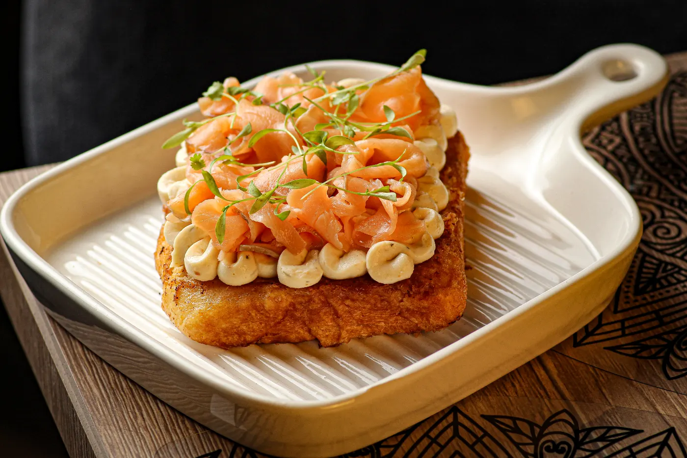 Tostada francesa de salmón / atún ahumado