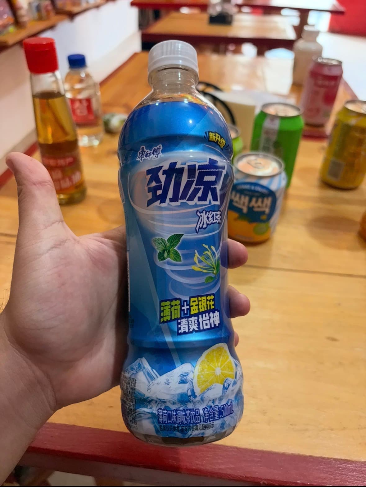 Bebida de té sabor a limon