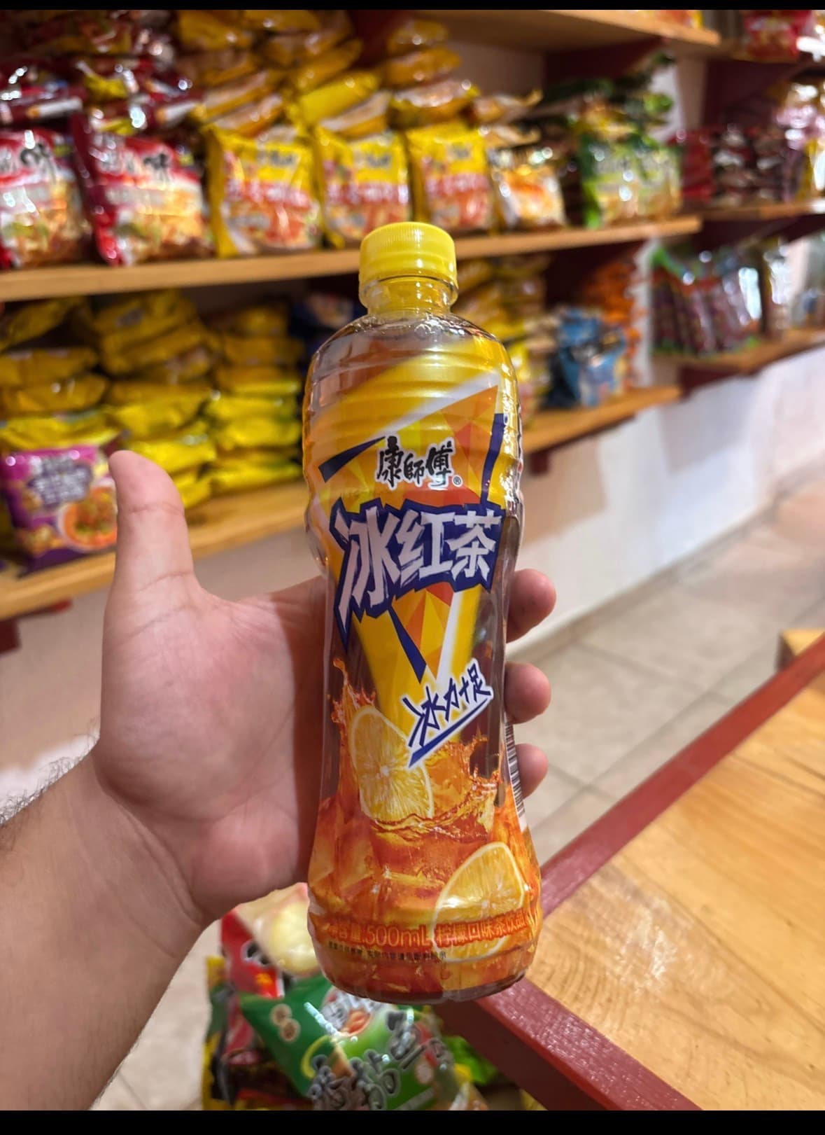 Te negro frío sabor a limón