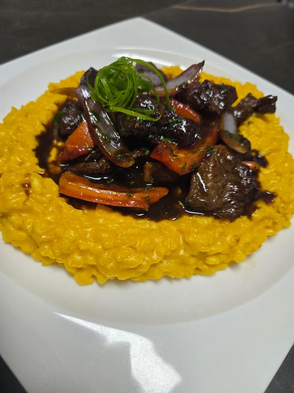 Risotto a la huancaína con lomo al jugo