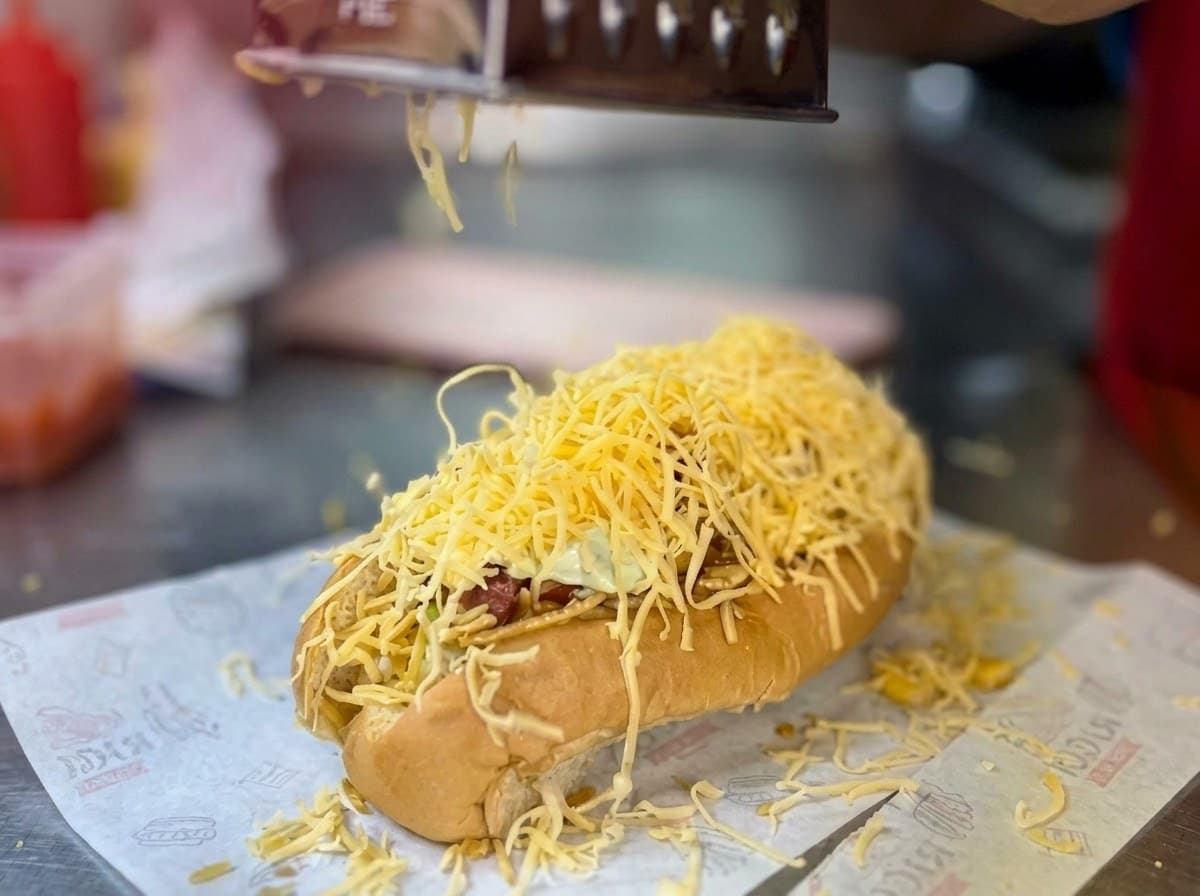 Perro con queso amarillo